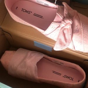 NWT Toms slip on Pink with bow size 6